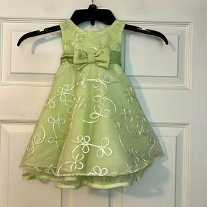 ONLY WORN ONCE!! INFANT GIRLS SLEEVELESS DRESS : SIZE 12 MONTHS